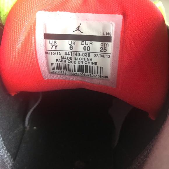 Jordan 3 Retro Black Atomic Red Volt - Picture 4 of 7